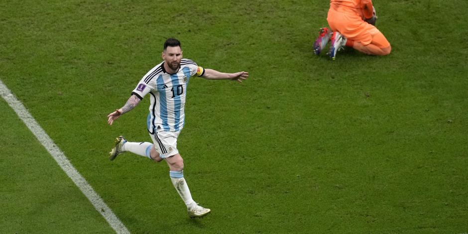 Leo Messi celebra su gol de penalti ante Croacia en semifinales de la Copa del Mundo Qatar 2022.