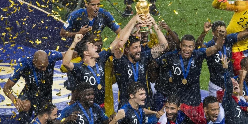 Futbolistas de Francia cargan la Copa FIFA luego de vencer a Croacia en la final de Rusia 2018.