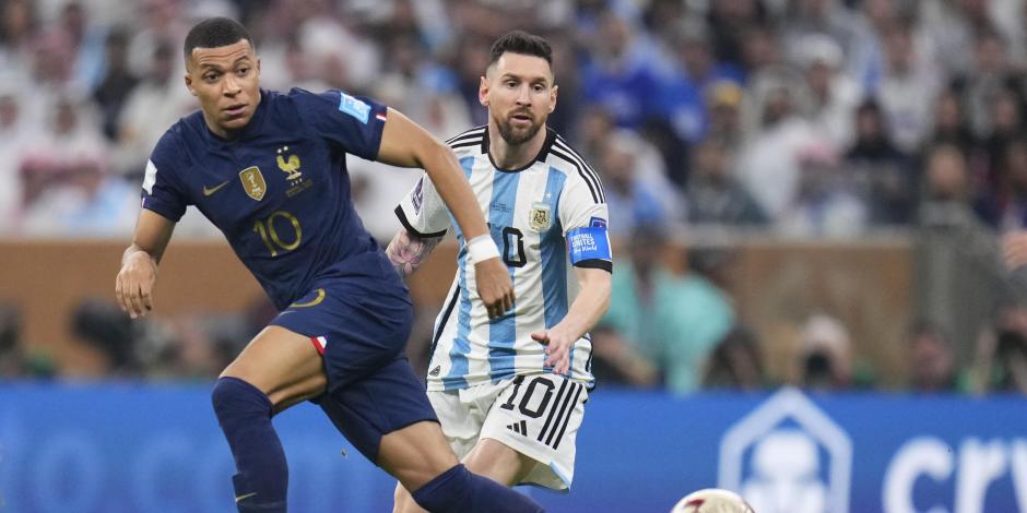 Kylian Mbappé y Leo Messi en la final de la Copa del Mundo Qatar 2022