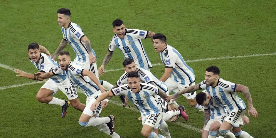 Los futbolistas de Argentina festejan tras derrotar a Francia en serie de penaltis para conquistar el título mundial de Qatar 2022.