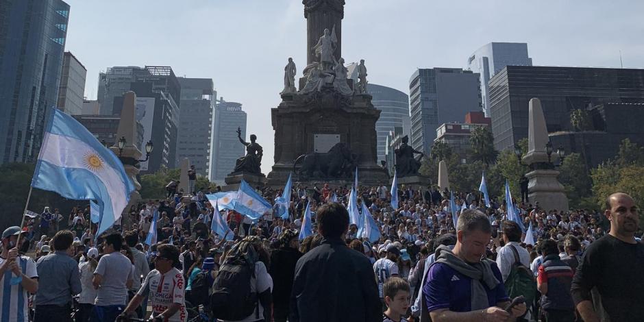 Argentinos festejan en el Ángel de la Independencia