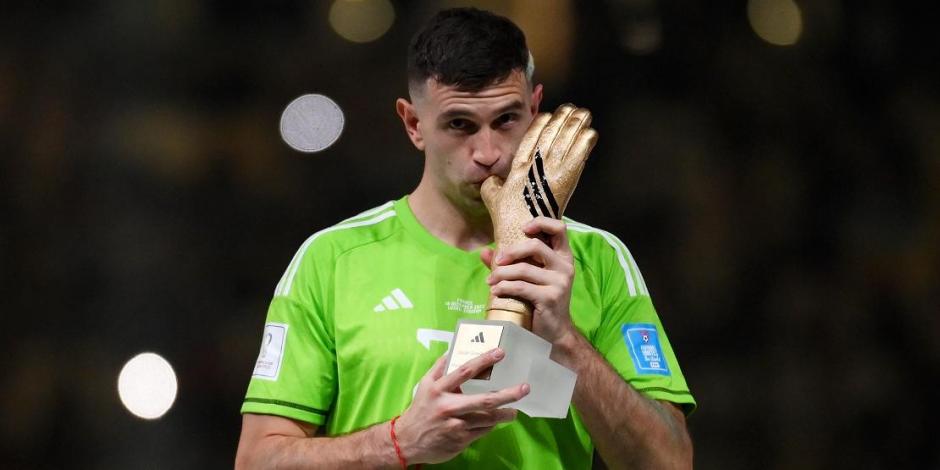 Emiliano "Dibu" Martínez besa el trofeo Guante de Oro, al mejor portero del Mundial Qatar 2022.