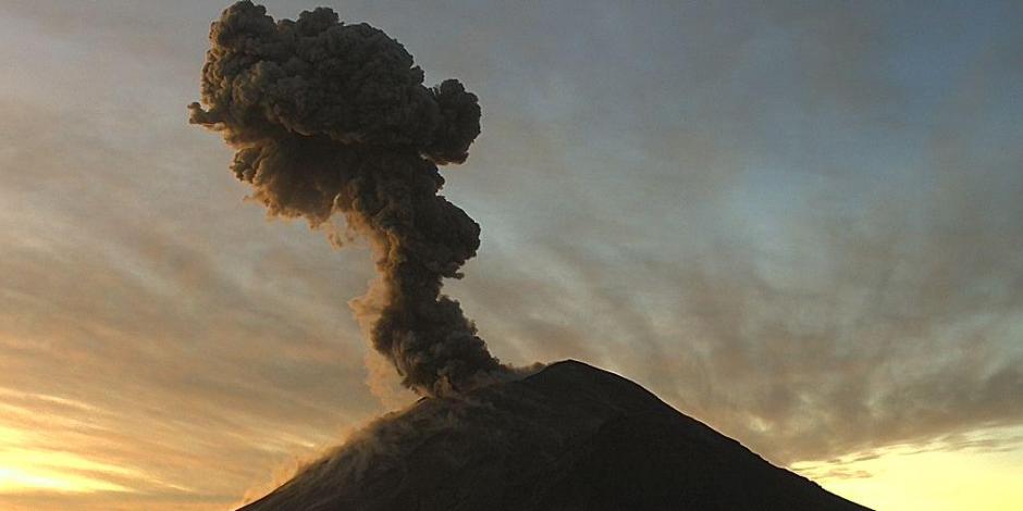 Imagen del volcán al amanecer.