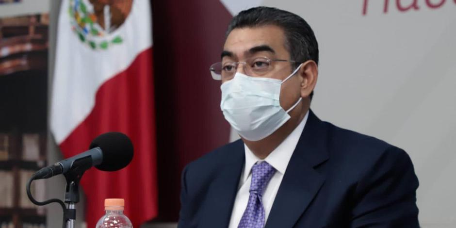 El gobernador de Puebla, Sergio Salomón Céspedes, al hacer el anuncio de la nueva medida, ayer.