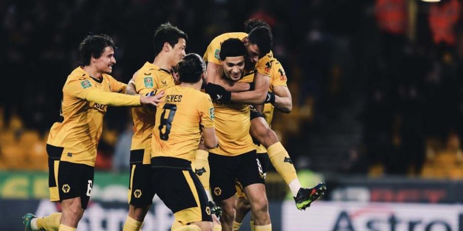 Raúl Jiménez celebra su gol con los Wolves en la Carabao Cup