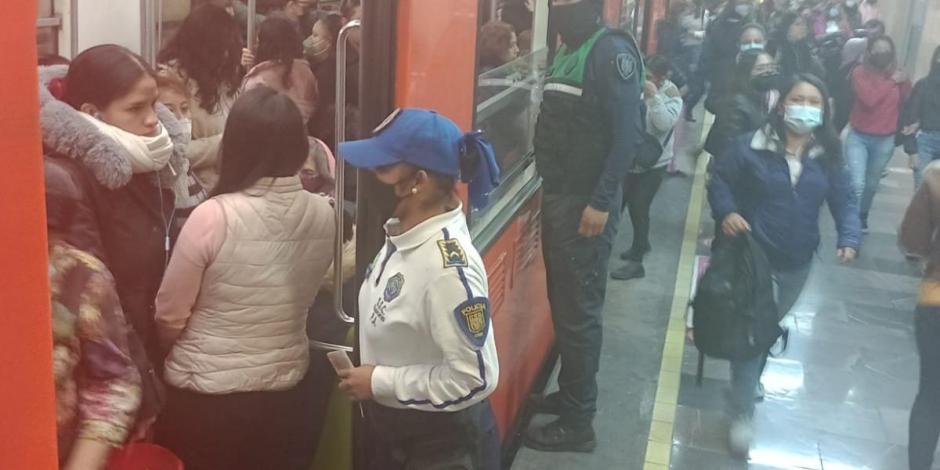 En fotografía de archivo, personal de seguridad atiende Línea 9 del Metro.