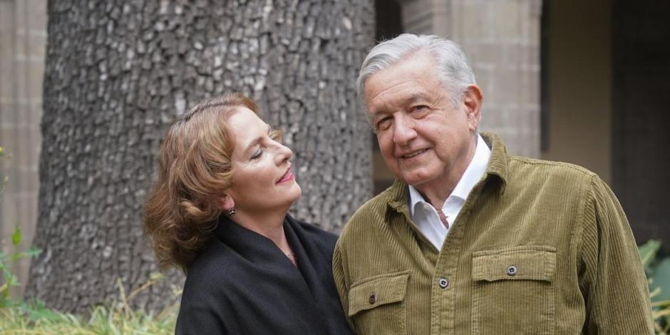 Acompañado por la escritora Beatriz Gutiérrez Müller, su esposa, el Presidente López Obrador deseó feliz Navidad a mexicanos.