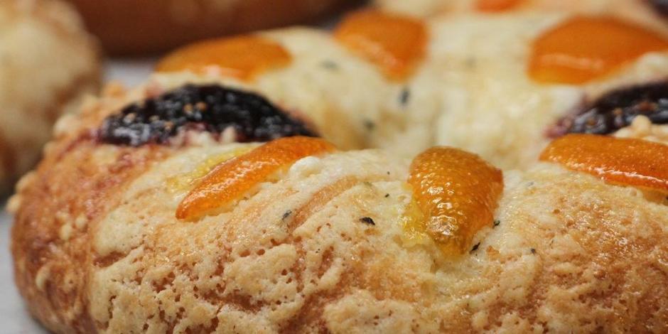 Rosca de reyes, pieza de panadería favorita para degustar el 6 de enero.