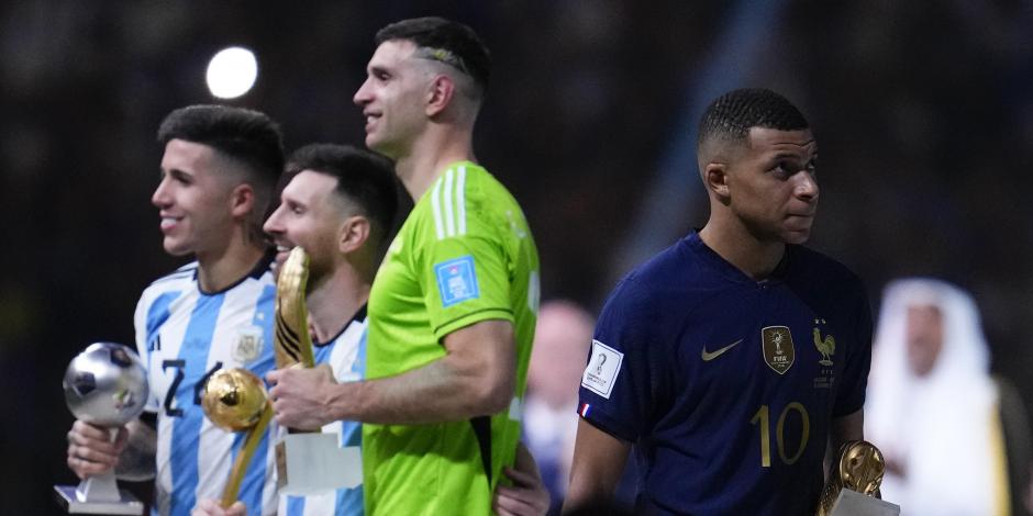 Kylian Mbappé con la bota de oro tras la final de Qatar 2022 en la que Francia fue derrotada por Argentina.
