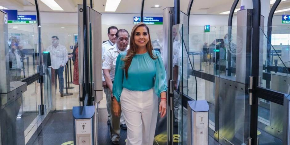 Mara Lezama inaugura los filtros migratorios automatizados en el Aeropuerto Internacional de Cancún.