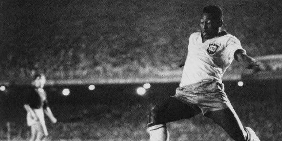 Pelé solamente defendió a dos equipos en su carrera, el Santos de Brasil y el New York Cosmos