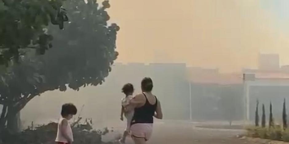Un incendio en pastizales ubicados en el municipio de Villa de Álvarez, Colima, provocó alarma entre la población del lugar, ayer.
