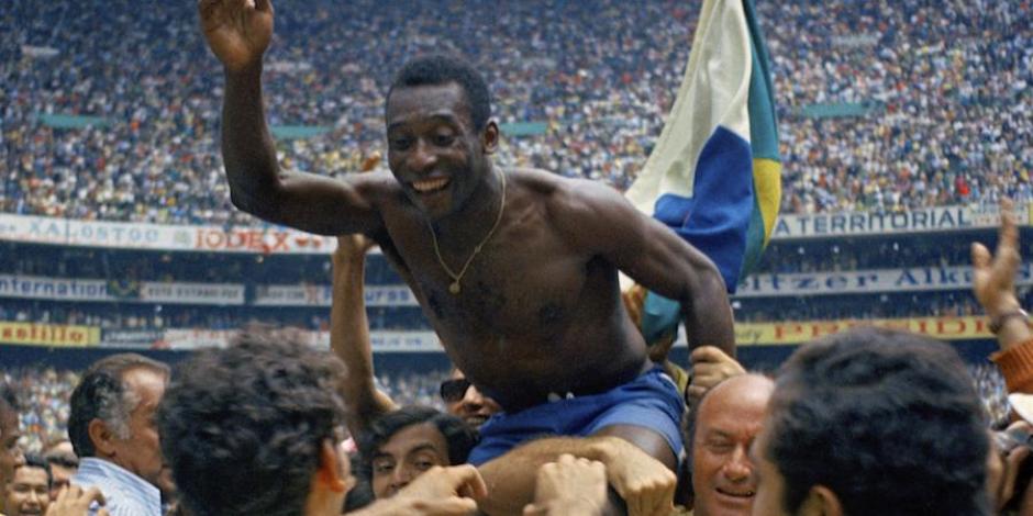 Pelé festeja su tercer título mundial en 1970 en el Estadio Azteca.