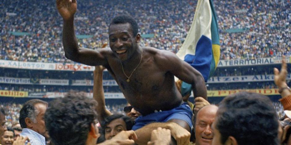 Pelé festeja su tercer título mundial en 1970 en el Estadio Azteca de la Ciudad de México.