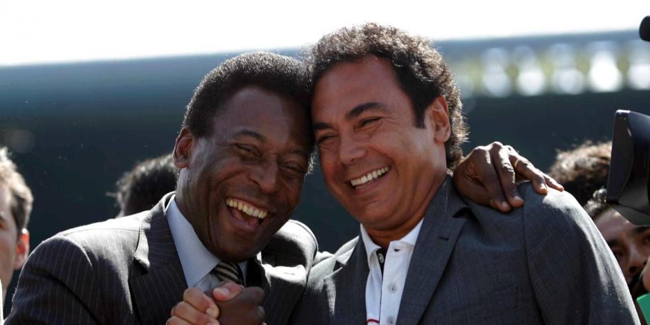 Pelé y Hugo Sánchez posan juntos.