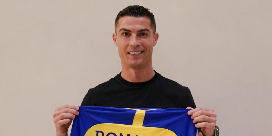 Cristiano Ronaldo posa con la camiseta del Al-Nassr, el quinto club de su carrera.