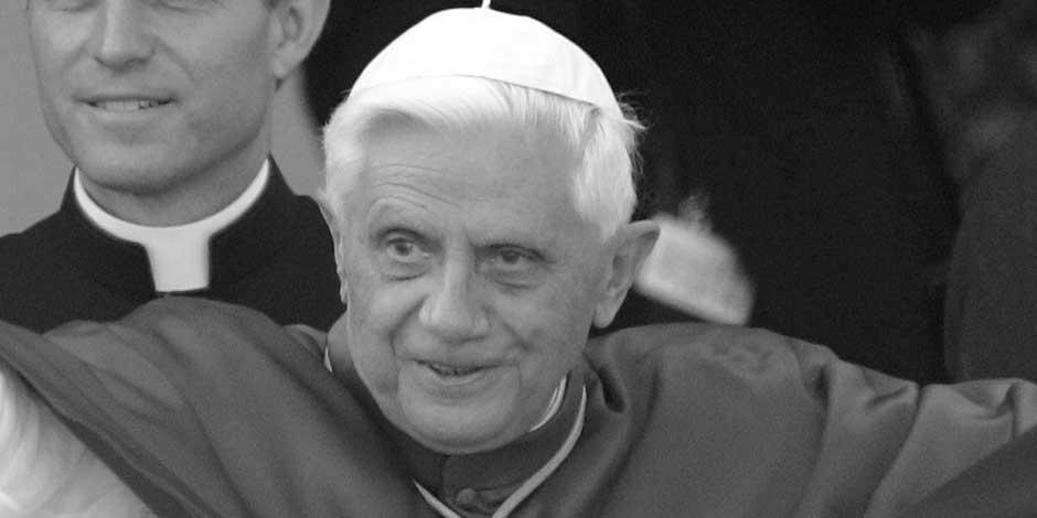 El Papa Benedicto XVI saluda a los fieles frente a la Capilla Vieja en Ratisbona, en el sur de Alemania, el 13 de septiembre de 2006.
