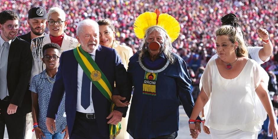 1: Lula da Silva luce la banda presidencial tras rendir protesta, ante una multitud, ayer.