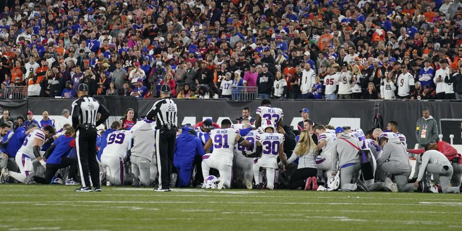 Jugadores de los Bills de Buffalo rezan por su compañero Damar Hamlin en el Monday Night Football de la Semana 17 de la NFL.