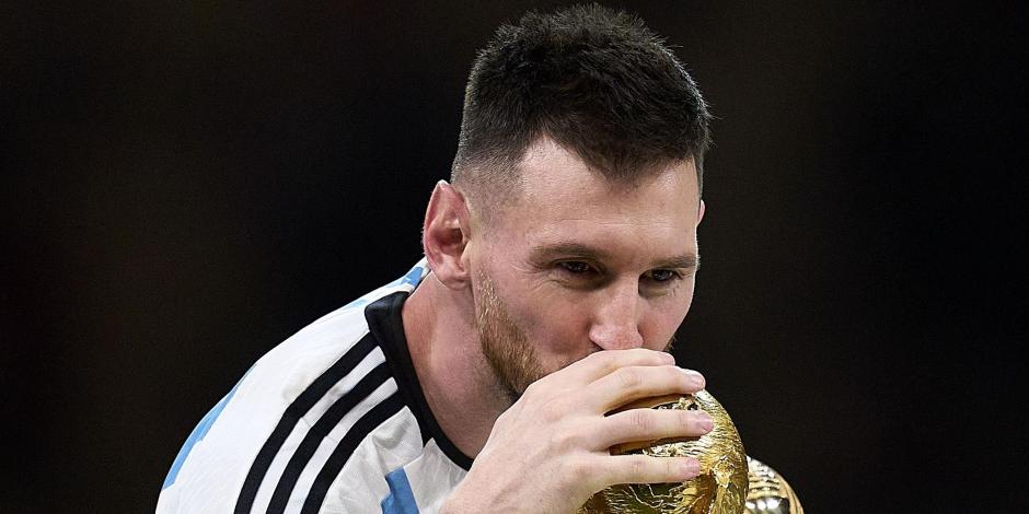 Lionel Messi besa el trofeo que ganó en Qatar 2022.