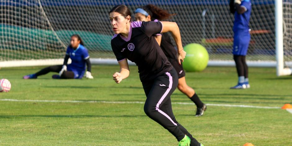 Norma Palafox conduce el balón durante un entrenamiento con el Cruz Azul, su nuevo equipo en la Liga MX Femenil.