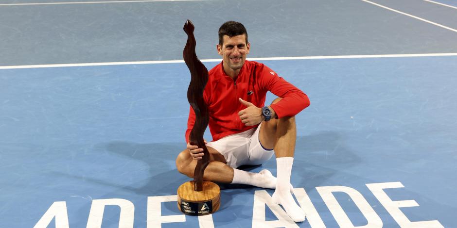 Novak Djokovic celebra con el título que consiguió en Adelaida tras vencer al estadounidense Sebastian Korda en la final.