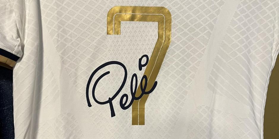 La playera con la que Pumas le rindió homenaje a Pelé en su primer juego del Torneo Clausura 2023.