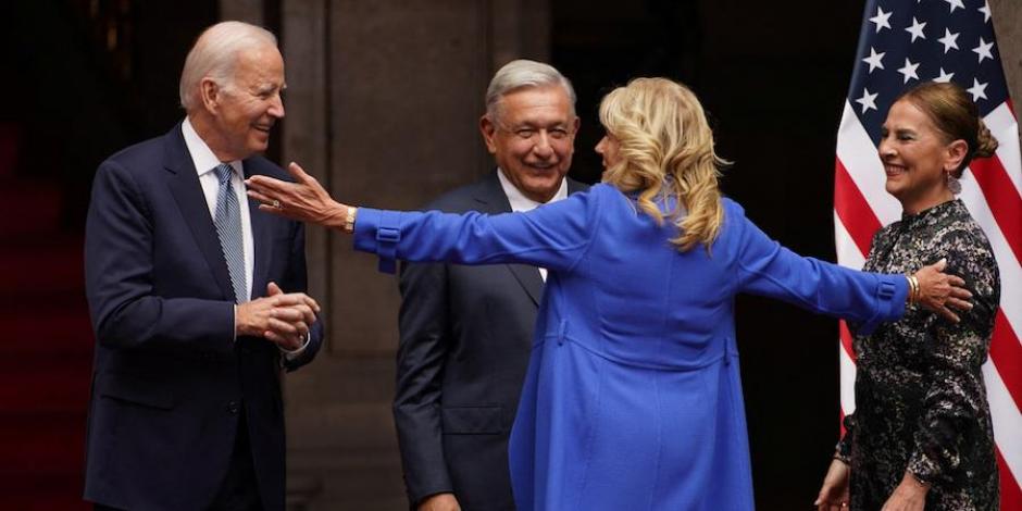 Los presidentes de México y EU y sus esposas se abrazan tras recepción protocolaria.