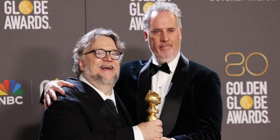 Guillermo del Toro, izq., y Mark Gustafson posan  con el galardón.