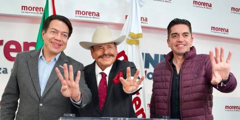 El abanderado de Morena por Coahuila (centro), en conferencia de prensa con el líder nacional del partido (izq.), el 5 de enero.