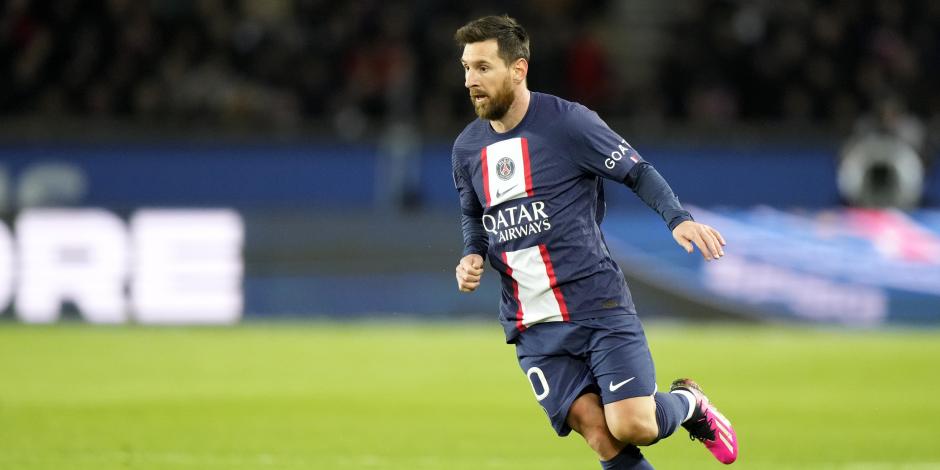 Lionel Messi conduce el balón en un partido del PSG en la Ligue 1.
