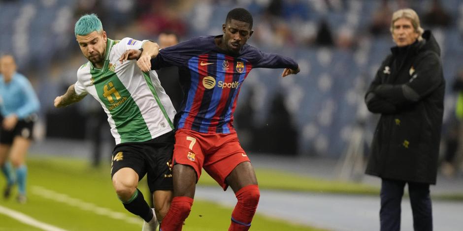 Aitor Ruibal y Ousmane Dembélé pelean por un balón durante el encuentro entre Betis y Barcelona.