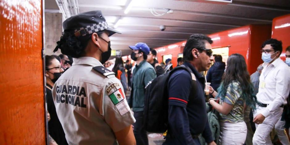 Desde este jueves, elementos de la GN vigilan el Metro de la Ciudad de México para "garantizar seguridad".