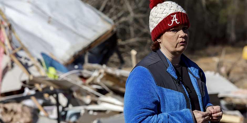 Leighea Johnson observa lo que quedó de su casa el sábado 14 de enero de 2023 en Marbury, Alabama, después de que un tornado azotara el jueves el estado