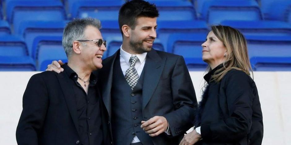Gerard Piqué, acompañado de sus padres Joan Piqué y Montserrat Bernabéu.