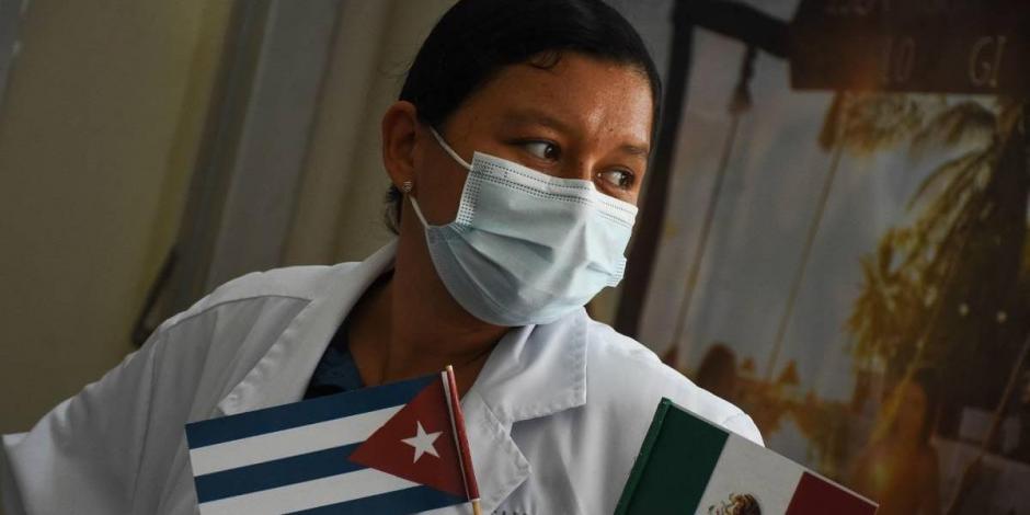 Médicos cubanos continúan su llegada a México.