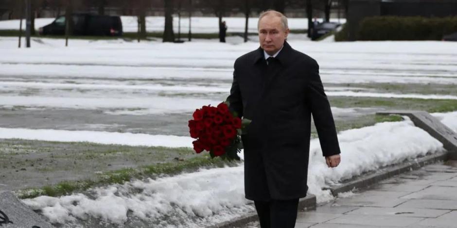 El presidente ruso Vladimir Putin asiste a ceremonias por el 80 aniversario de la derrota del asedio nazi a Leningrad (ahora San Petersburgo).