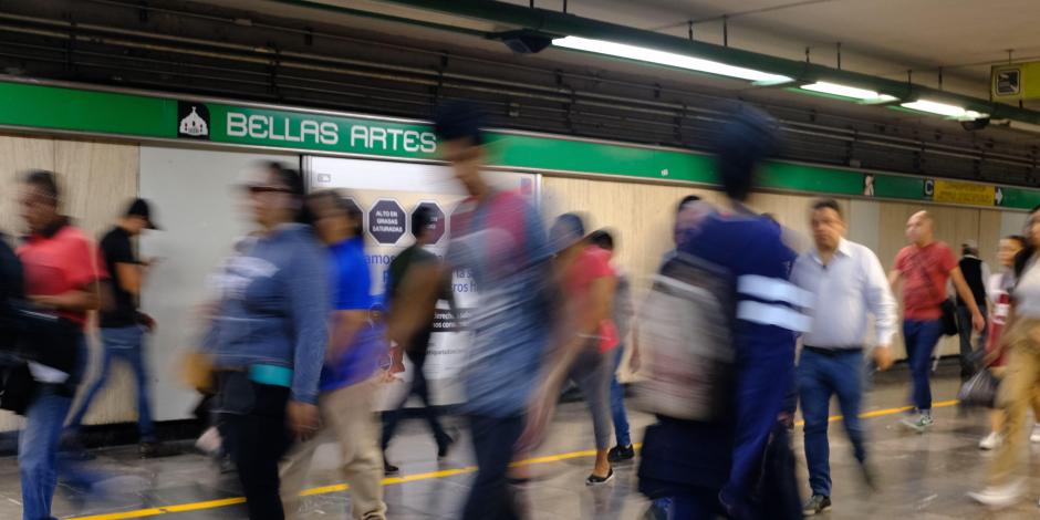 En la imagen; Usuarios del Metro CDMX avanzan sobre la estación Bellas Artes de la Línea 8.