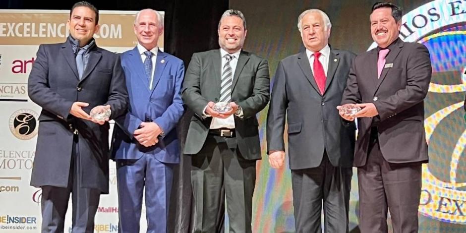 Santos Ramírez Cuevas (centro) recibe el Premio Excelencias en representación de la Gobernadora.