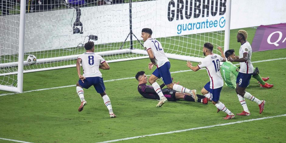 Futbolistas de la Selección de Estados Unidos festejan un gol contra la Selección Mexicana en la pasad Copa Oro.