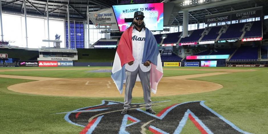 El dominicano Johnny Cueto, ayer, posa para una foto, envuelto en la bandera de su país