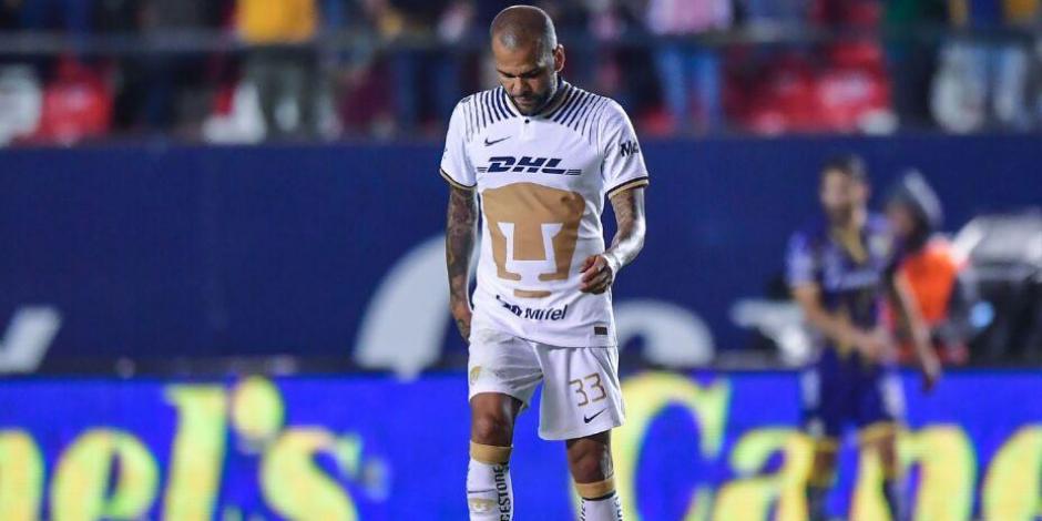 Dani Alves se lamenta durante un duelo de Pumas en la Liga MX.