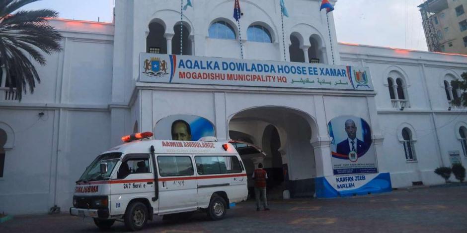 Ambulancia espera afuera de la oficina del alcalde de Mogadiscio.