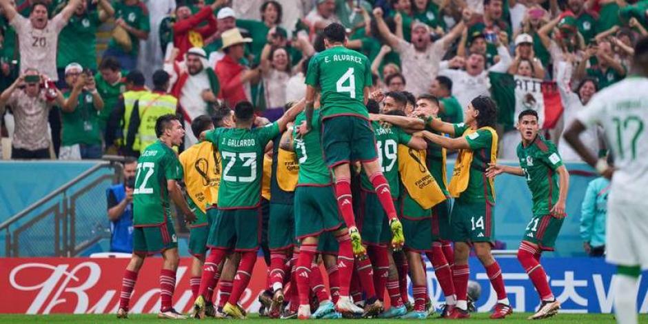 Futbolistas de la Selección Mexicana celebran un gol contra Arabia Saudita en el Mundial de Qatar 2022.