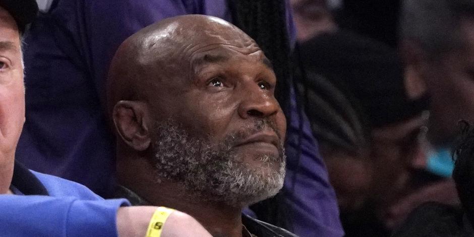 Mike Tyson observa un partido de la NBA en febrero del 2022.