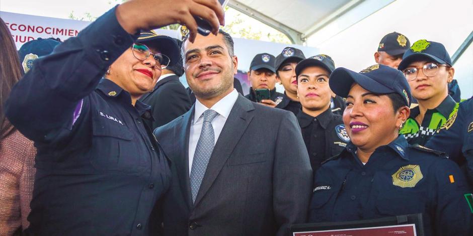 El titular de la SSC, Omar García Harfuch, accede a tomarse una selfie con elementos femeninos de la Policía capitalina, ayer.
