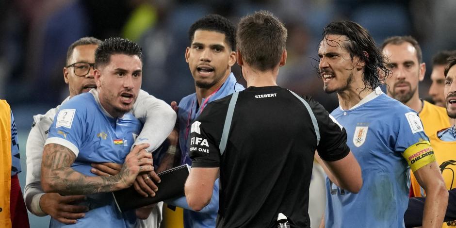 Jugadores de Uruguay discuten con el árbitro alemán Daniel Siebert al final del encuentro ante Ghana en la Copa Mundial.