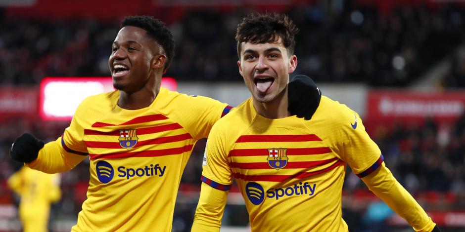 Pedri del Barcelona celebra con Ansu Fati tras anotar el gol de la victoria ante el Girona en LaLiga