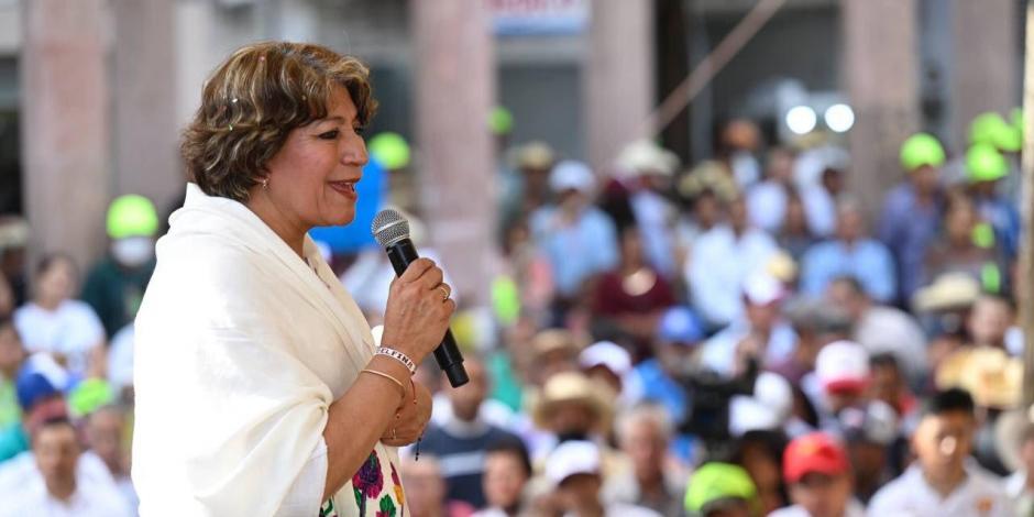 Delfina Gómez, precandidata de Morena a la gubernatura del Estado de México durante un mitin de campaña. 