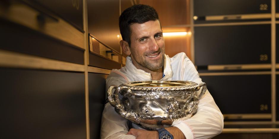 Novak Djokovic abraza la copa Norman Brookes Challenge después de derrotar a Stefanos Tsitsipas, en la final varonil del Abierto de Australia, en enero pasado.